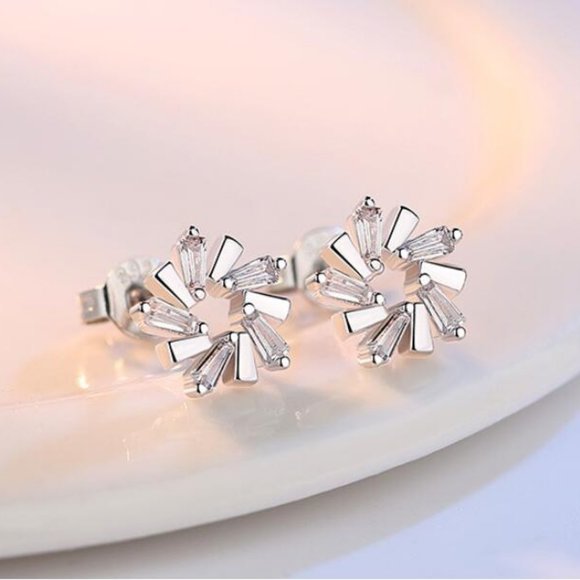 NEW 925 Sterling Silver Diamond Flower Earrings - Picture 3 of 5